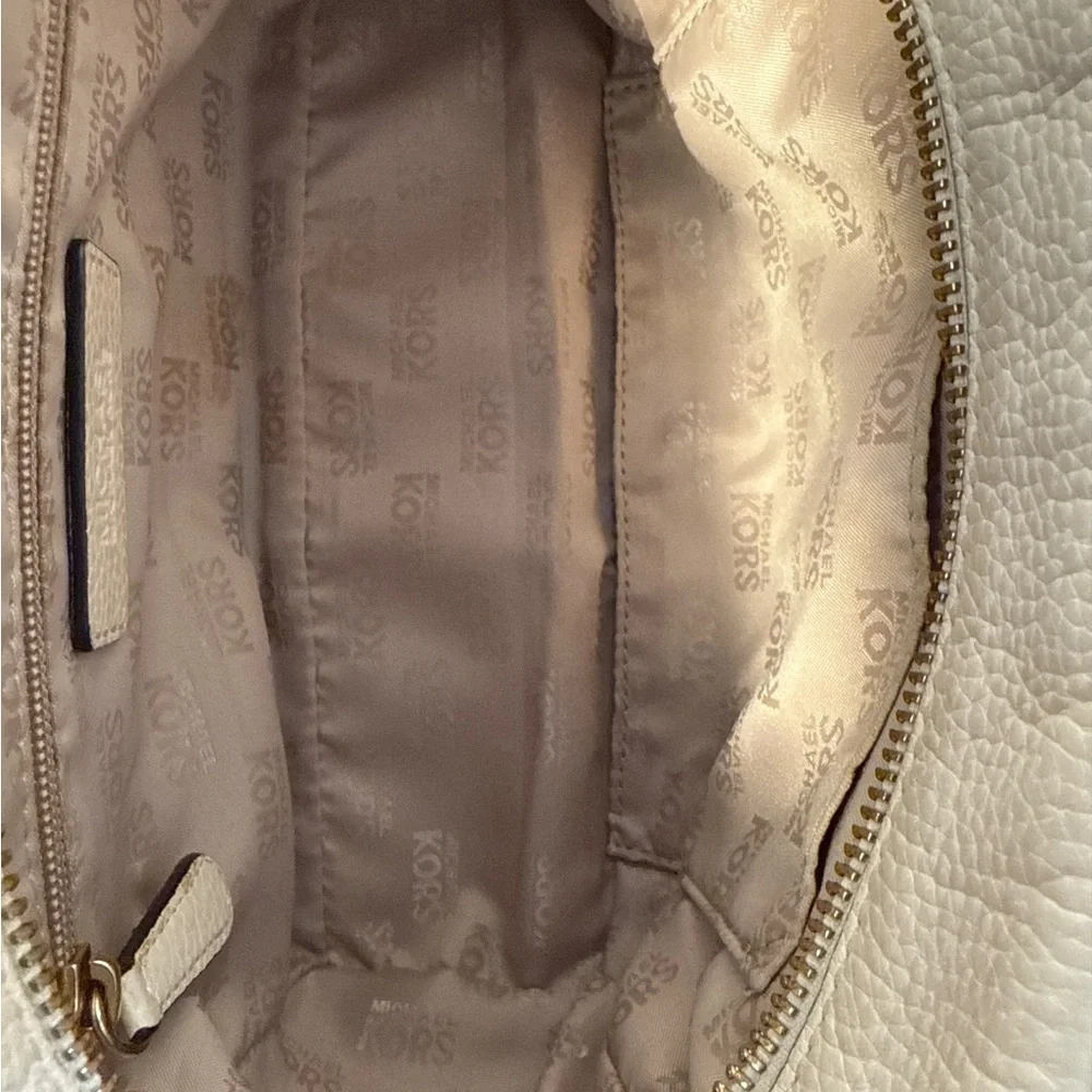 Michael Kors White Leathe Bag with Tassel - Picture 3 of 7